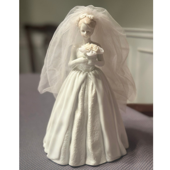 Vintage Porcelain Bride 8 1/2”Figurine Wedding Dress Veil Ross Imports Cake Top - Picture 3 of 10